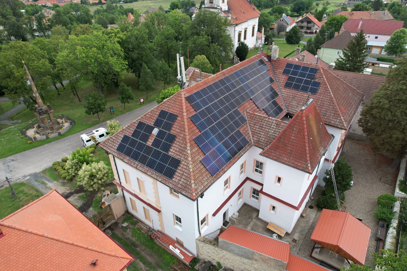 Fotovoltaické panely na střeše domu ve Středočeském kraji